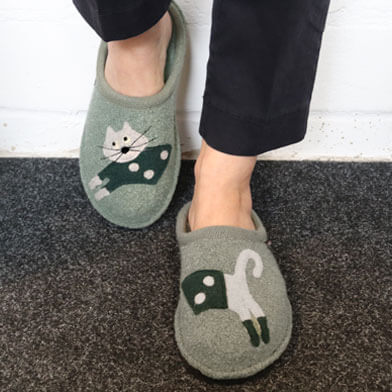 clarks closed toe sandals for women
